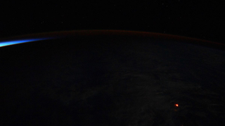 El punto naranja de esta foto es la lava del volcán Kilauea vista desde la Estación Espacial Internacional<em></em><em></em><em></em>